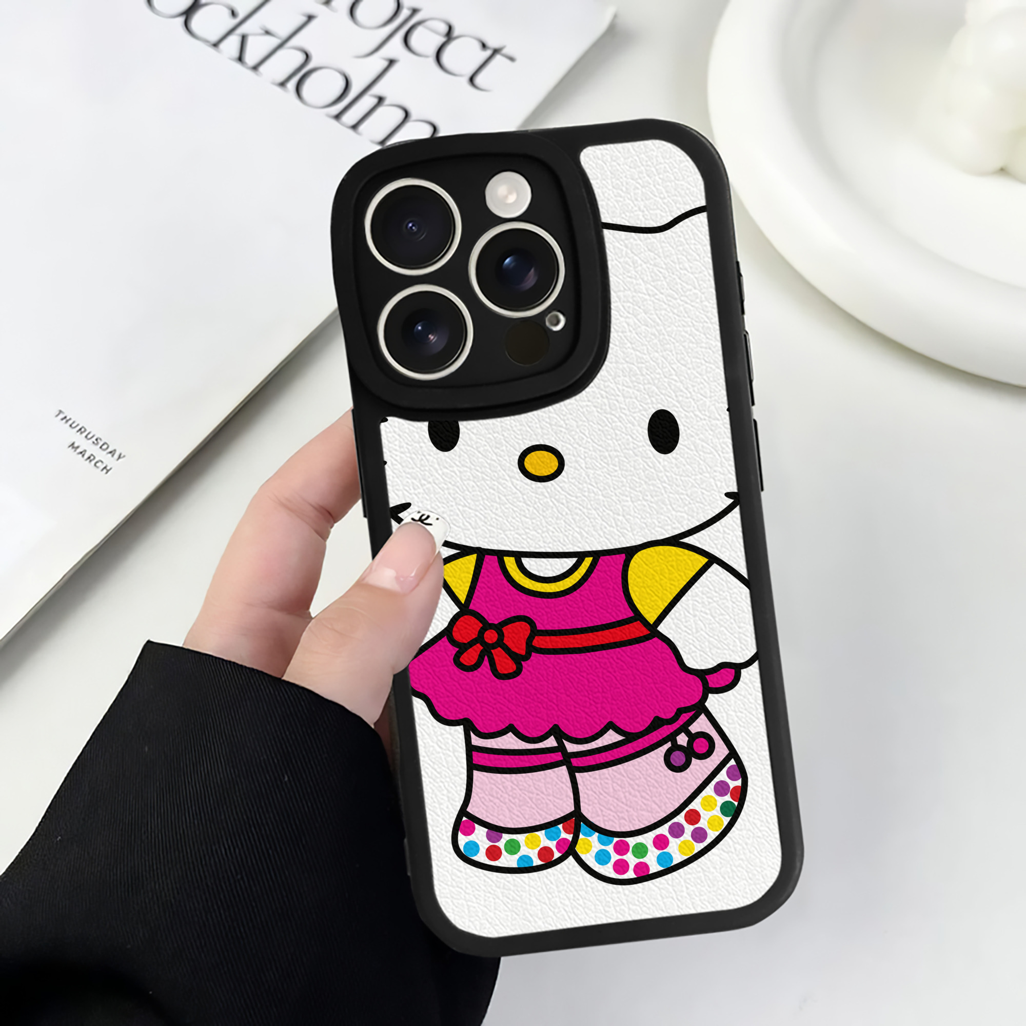 （画像用） Hello Kitty ハローキティ 【iPhone 16シリーズ対応】シリコンスマホケース（レザー調） 材質：シリコン